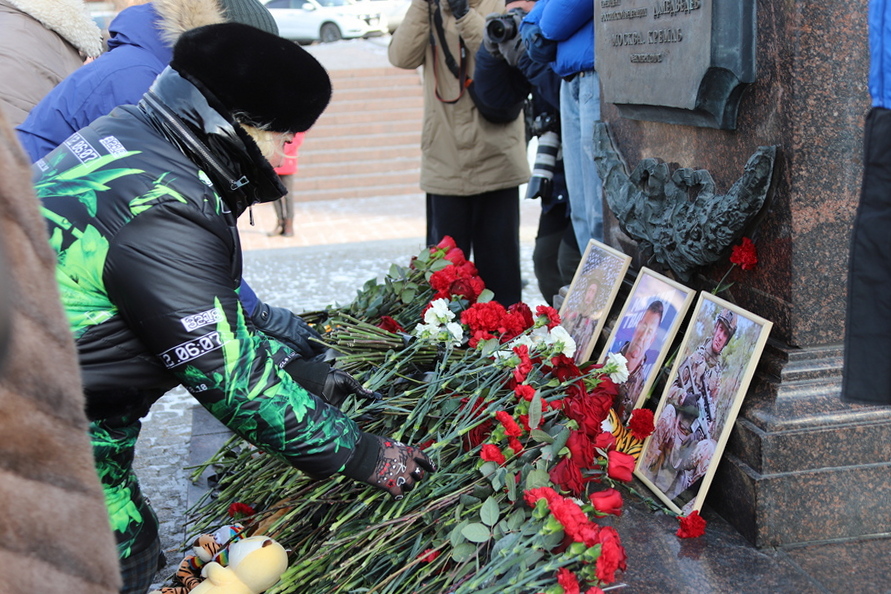 Жители Владивостока почтили память командира добровольческого отряда «Тигр» Сергея Ефремова