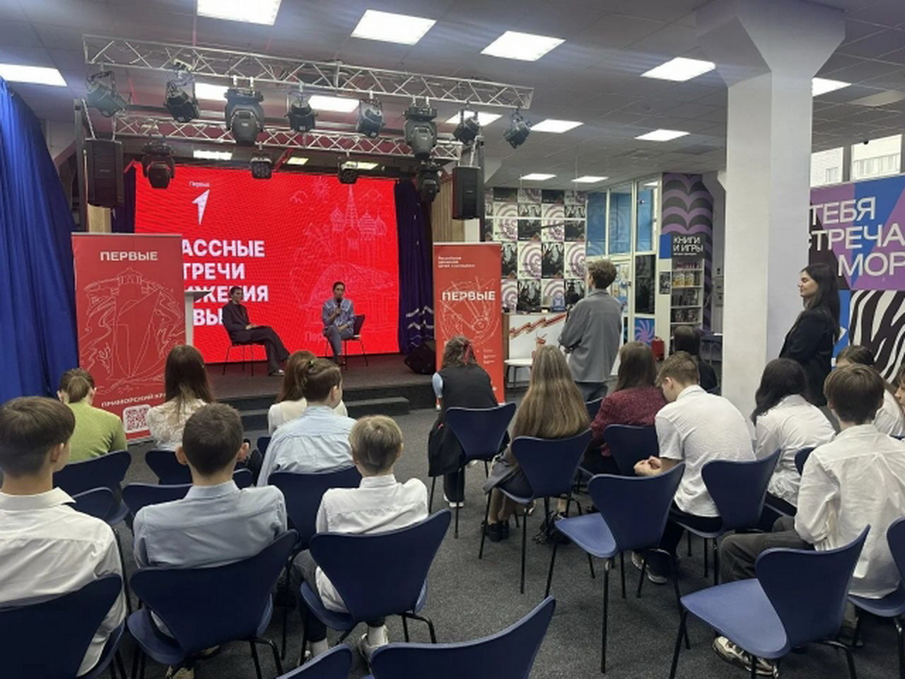 Депутат Василиса Ходнева вручила паспорта гражданам России