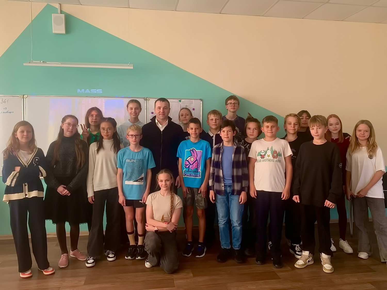Депутат Денис Русинов провел классный час с шестиклассниками в Азиатско-Тихоокеанской школе