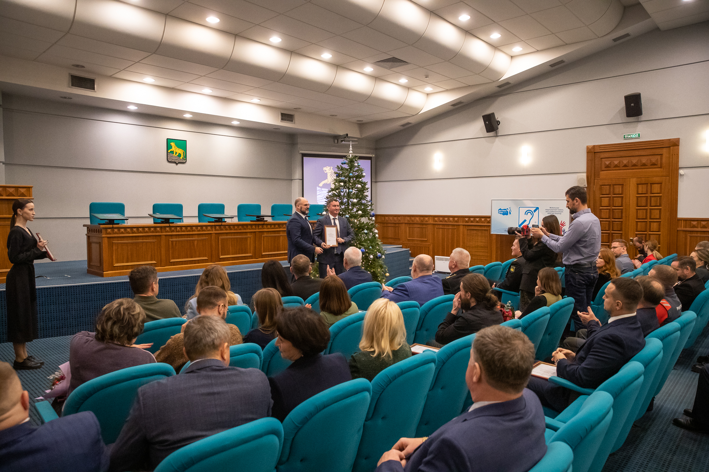 Жителям Владивостока вручены награды за трудовые достижения