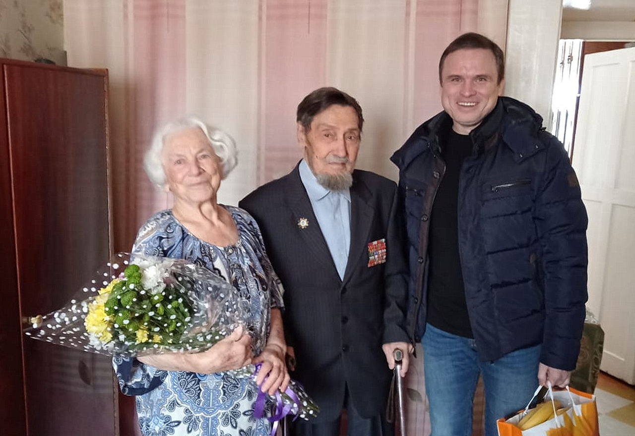 Депутат Евгений Пименов поздравил ветерана Великой Отечественной войны и Вооруженных Сил России Юрия Федоровича Скрипника с Днем защитника Отечества