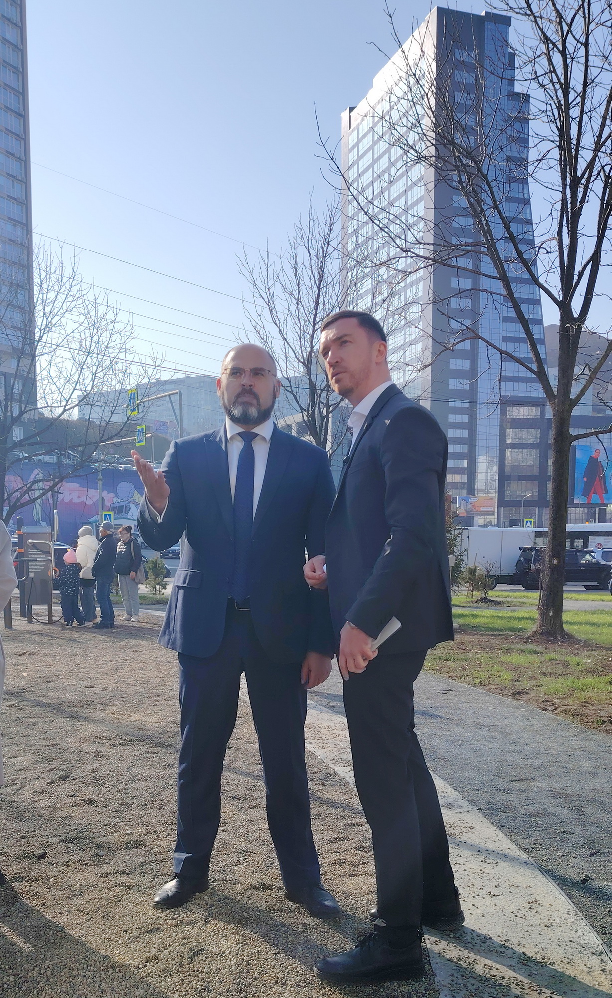 Глава Владивостока Константин Шестаков и депутат Александр Бондяев открыли новый сквер на кольце 3-й Рабочей
