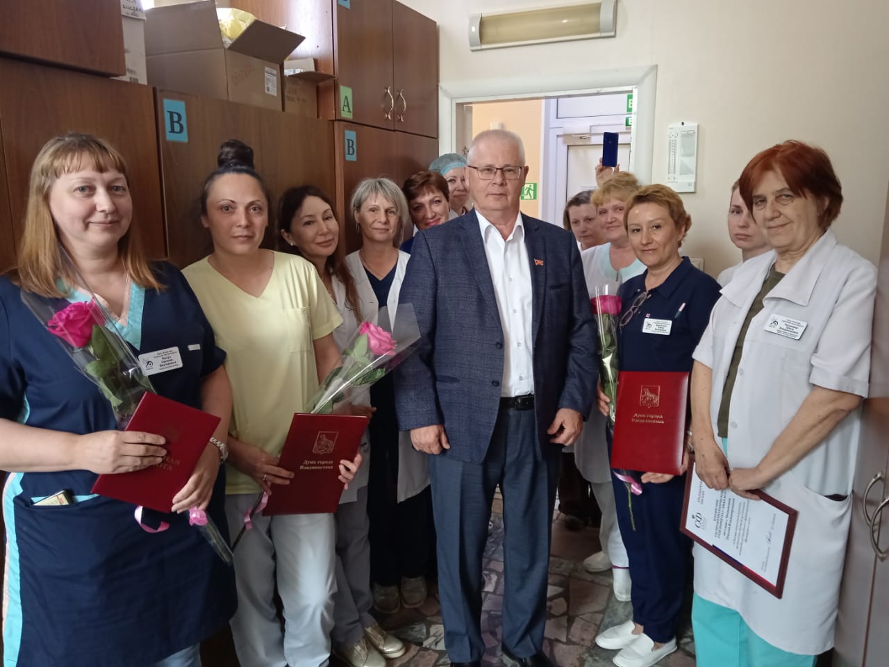 Депутата Сергей Чунаев вручил награды Думы города Владивостока медицинским работникам