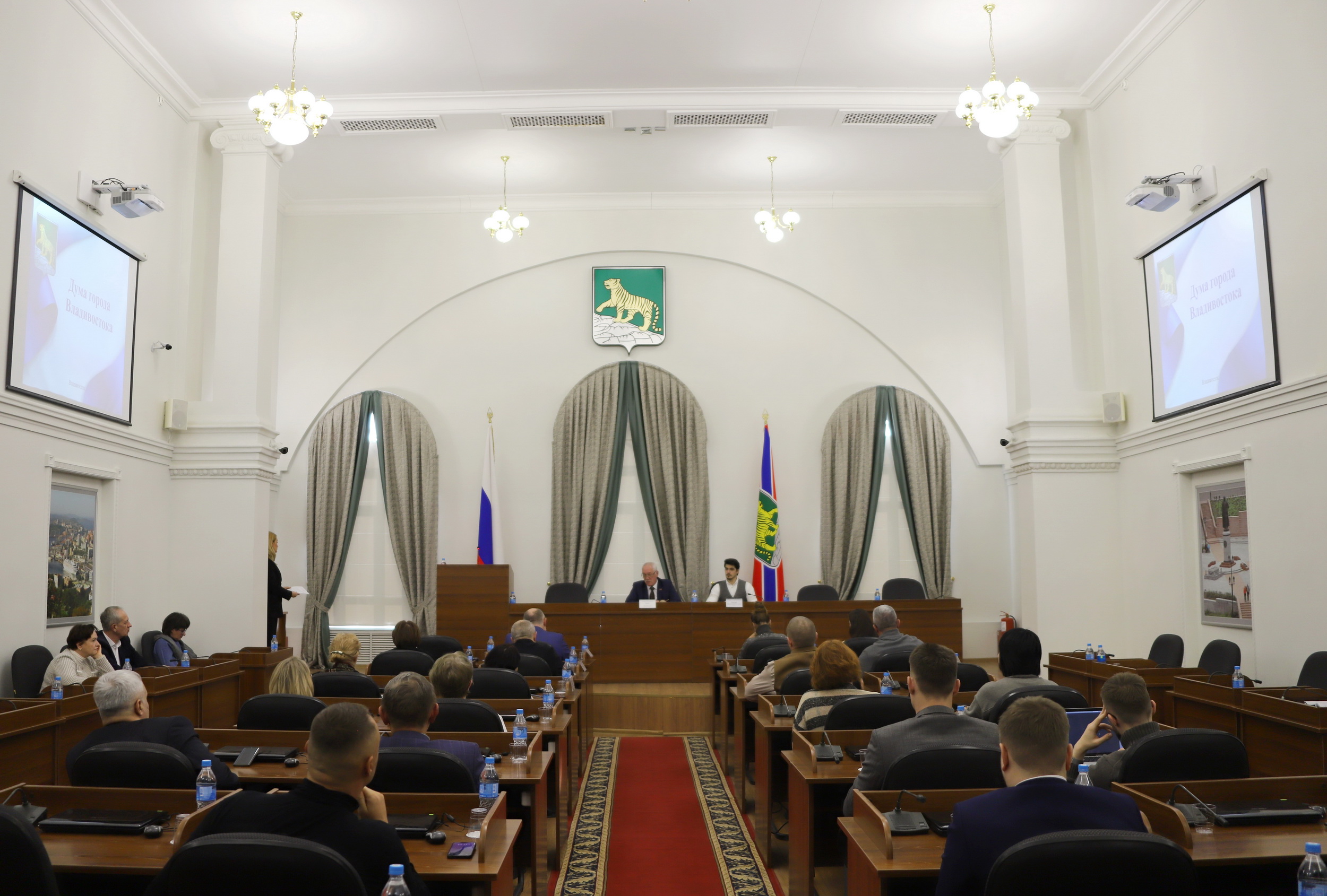 Итоги взаимодействия с Приморским отделением Профессионального союза художников подвели в Думе города Владивостока