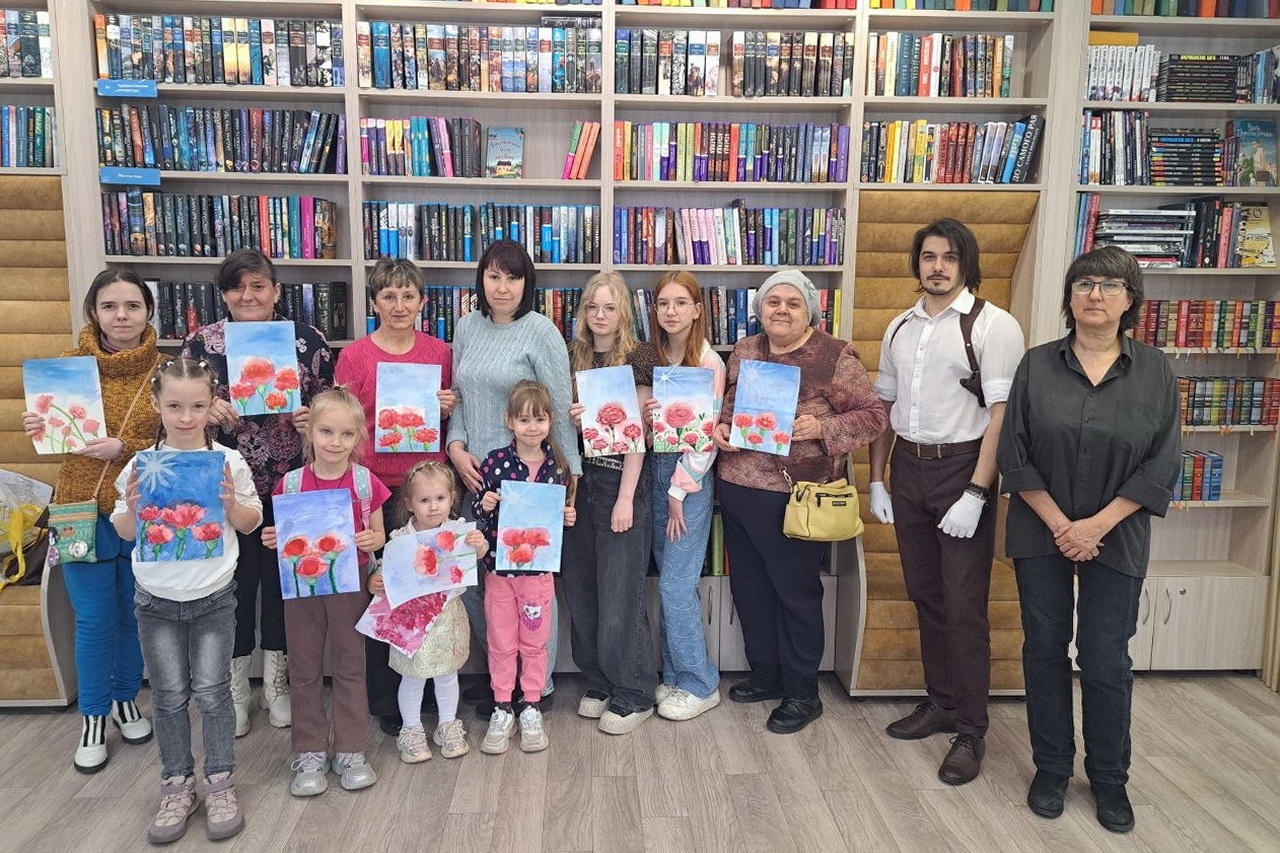 Депутат Василиса Ходнева помогла провести мастер-класс для семей по акварели