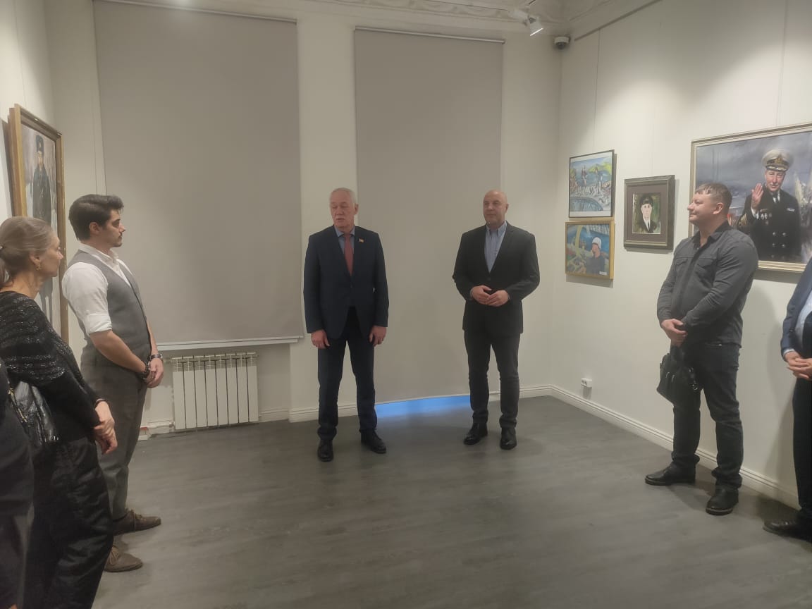 Во Владивостоке продолжается цикл выставок «Человек труда»