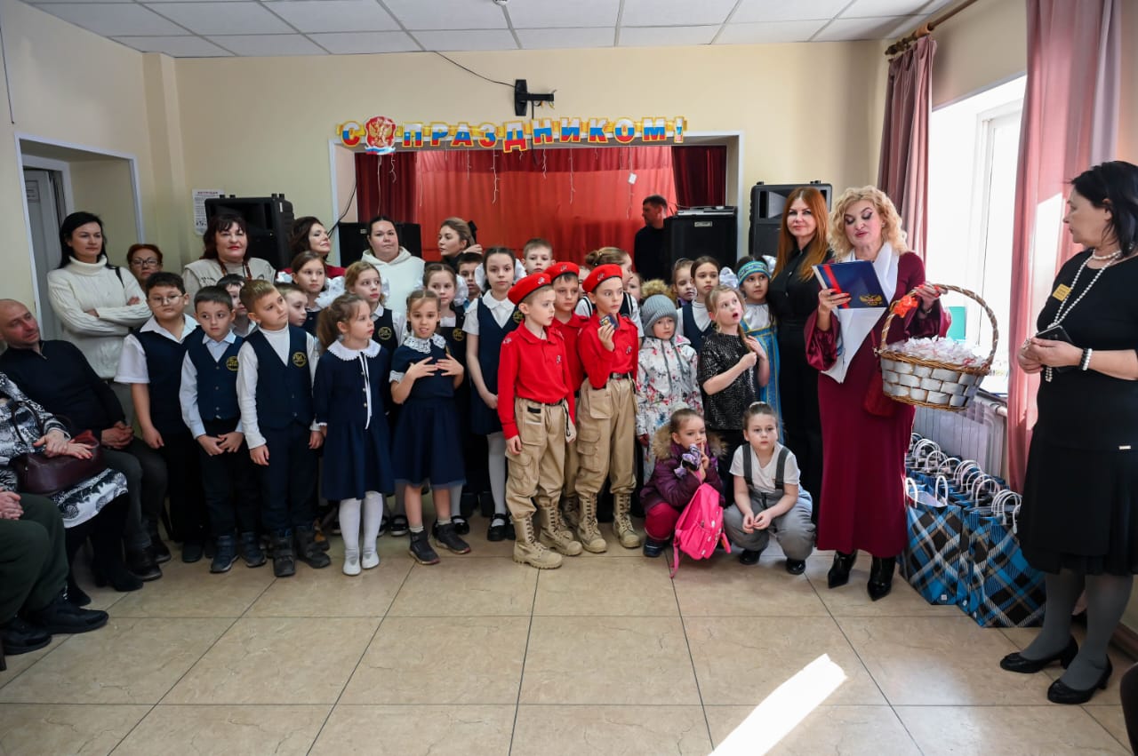 Учащиеся школ «Эврика» и «Нового тысячелетия» поздравили военнослужащих с Днем защитника Отечества