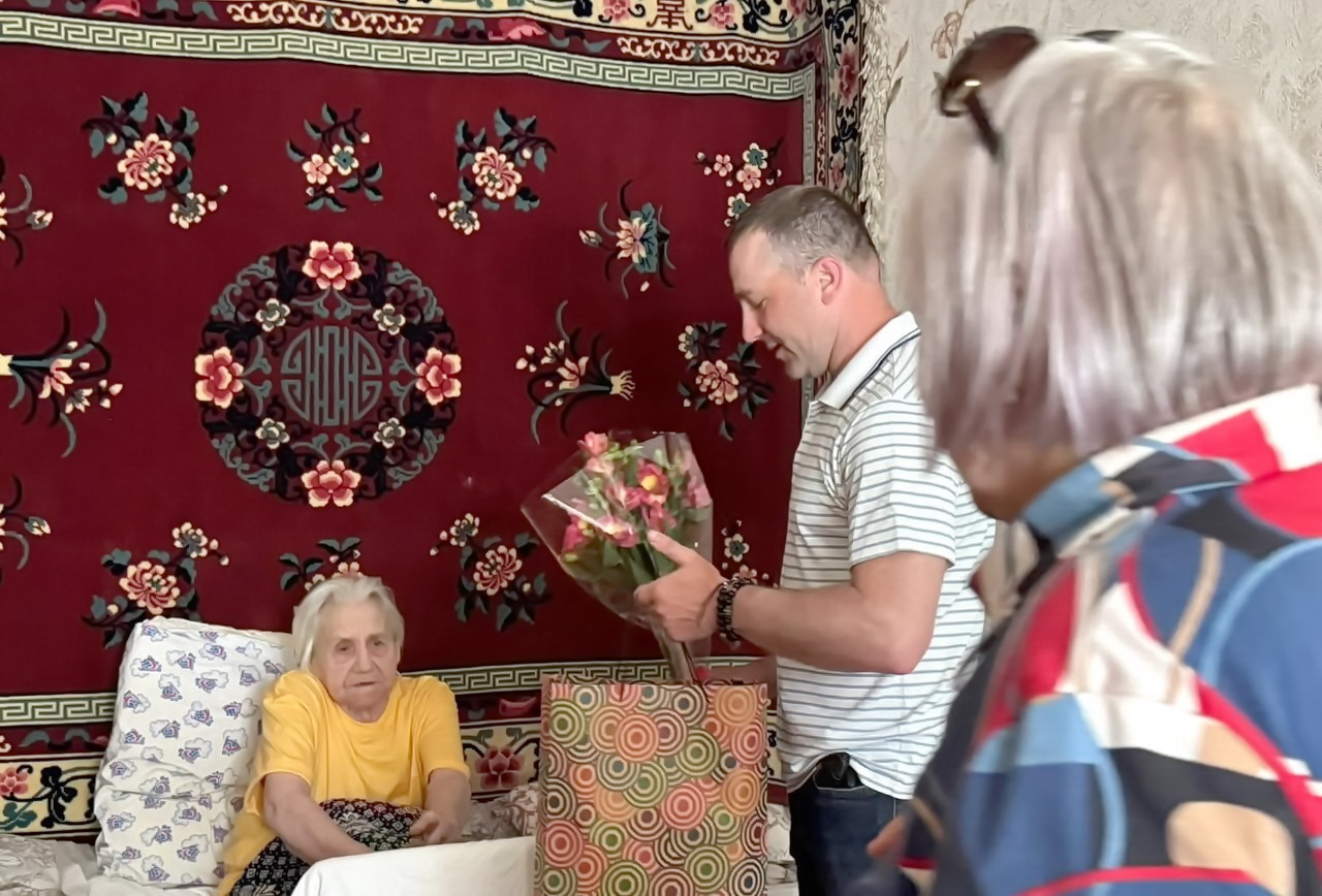 Депутат Денис Русинов поздравил жительницу своего округа со 100-летним юбилеем