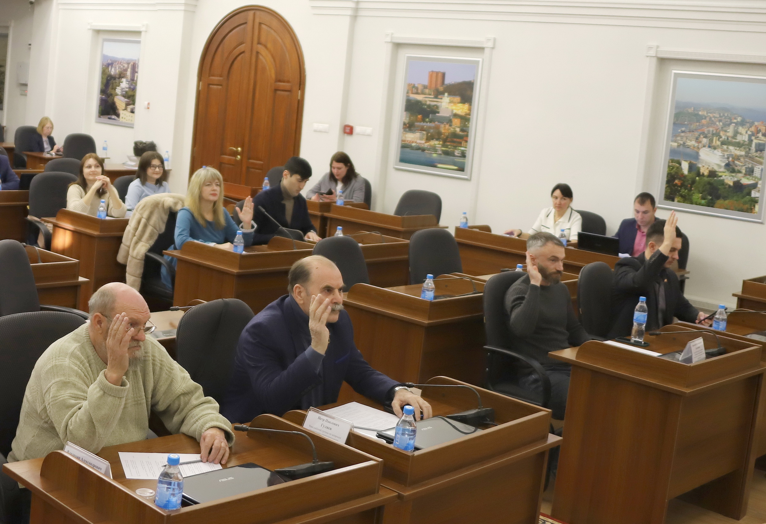 В Думе города рабочая группа обсудила перспективы развития территориального самоуправления, рассмотрела заявления об установлении границ шести новых ТОС во Владивостоке