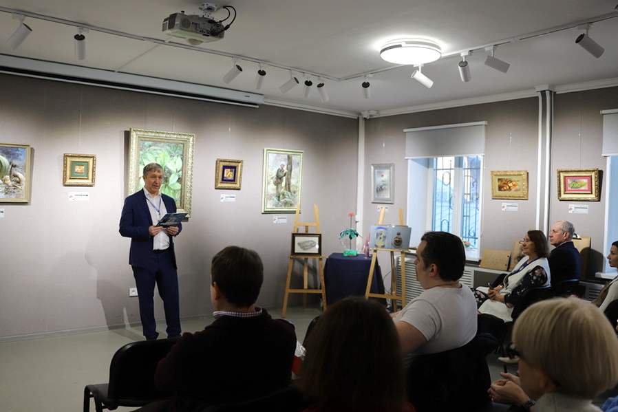 Во Владивостоке прошла выставка художника Алексея Панфилова «Свидетель Женьшеня»