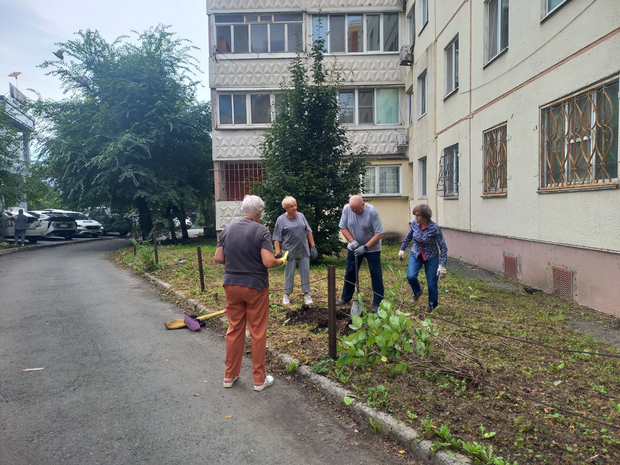 Проведены работы по благоустройству придомовых территорий на избирательном округе №12 
