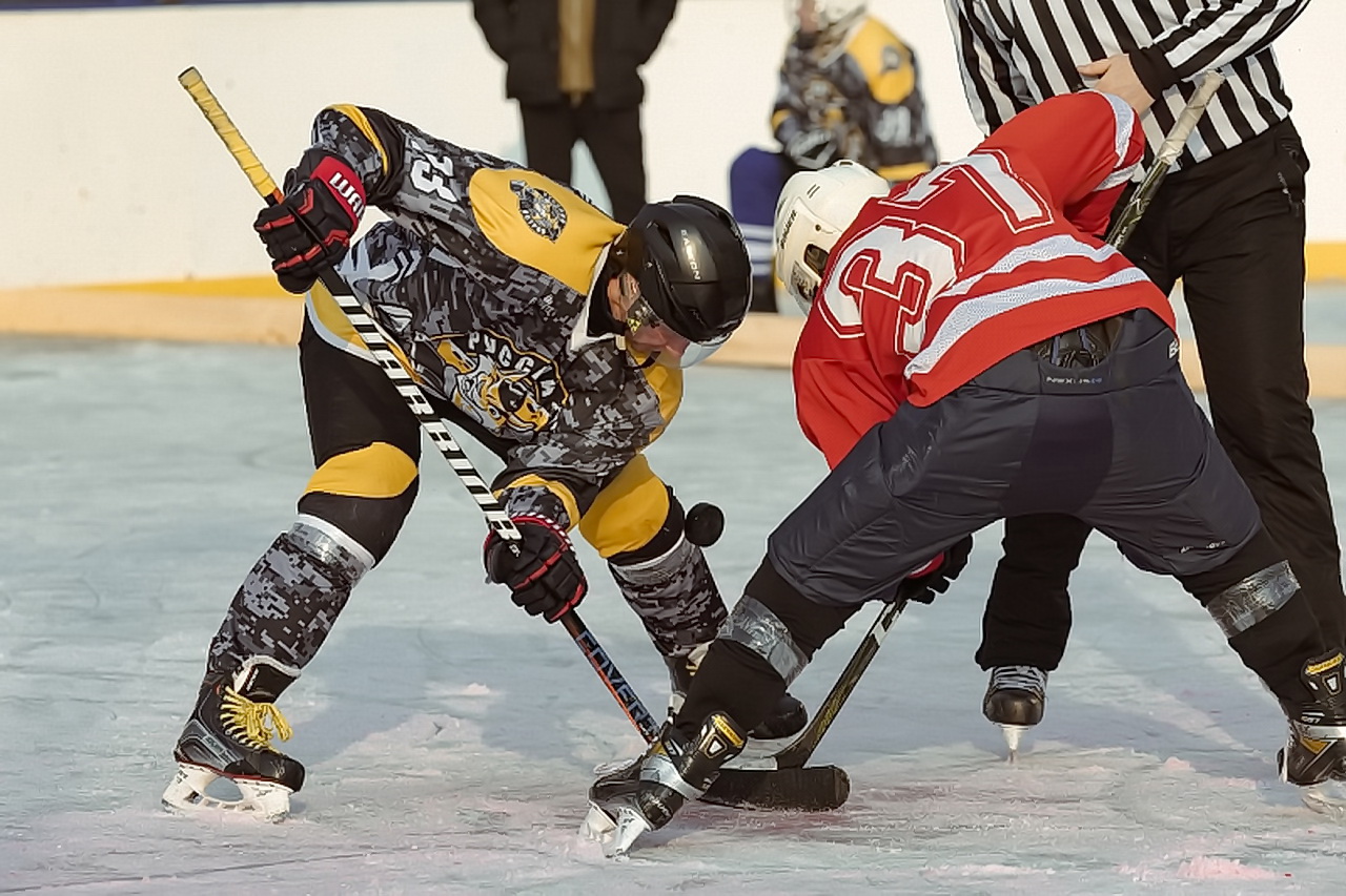 Андрей Брик вручил «Кубок главы города Владивостока» победителям турнира по дворовому хоккею