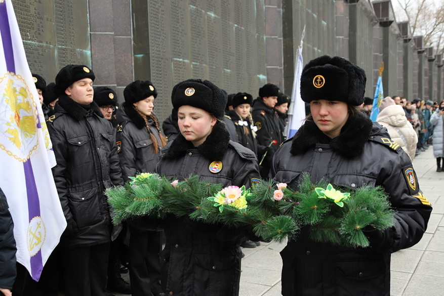 Жители Владивостока почтили память защитников блокадного Ленинграда
