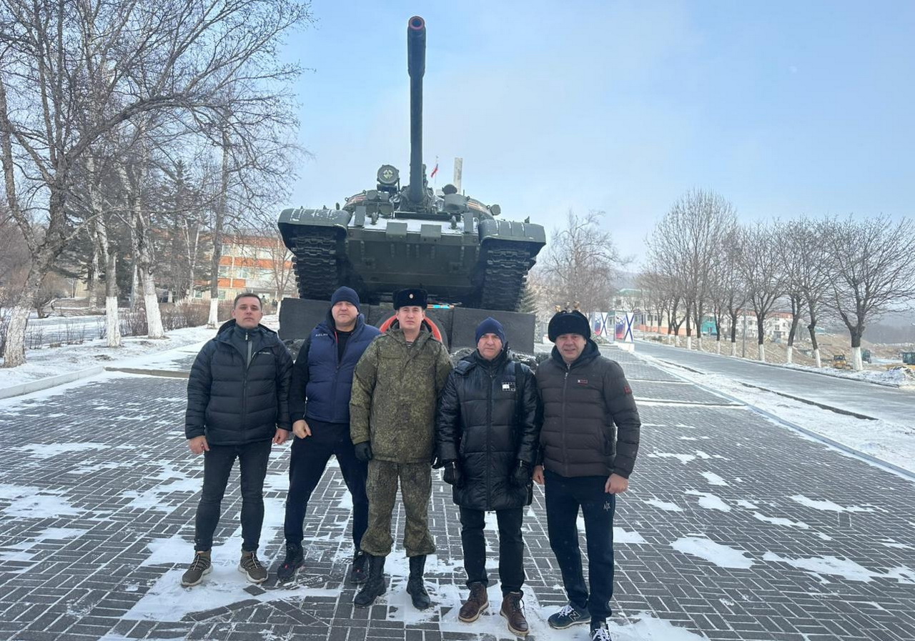 Депутат Виктор Тарабарин передал гуманитарную помощь бойцам СВО, поздравил приморского кикбоксера с участием в международном турнире