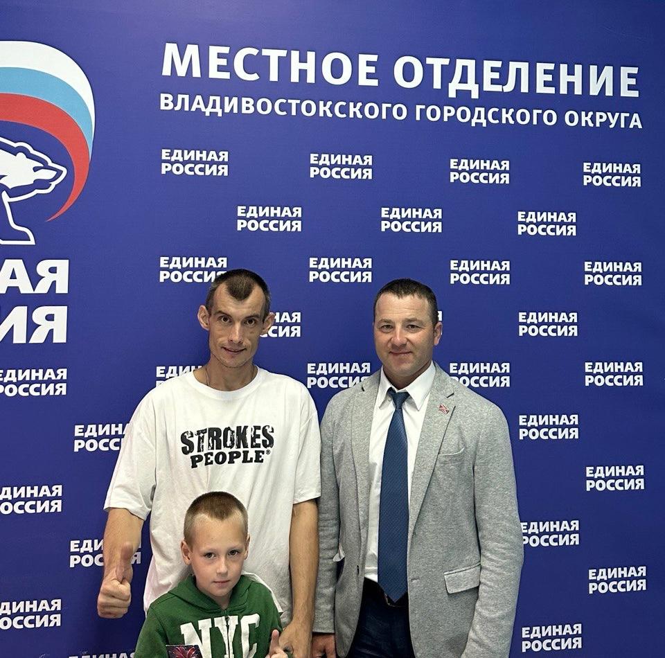 Депутат Думы города Владивостока Денис Русинов принял участие в акции «Собери ребенка в школу»