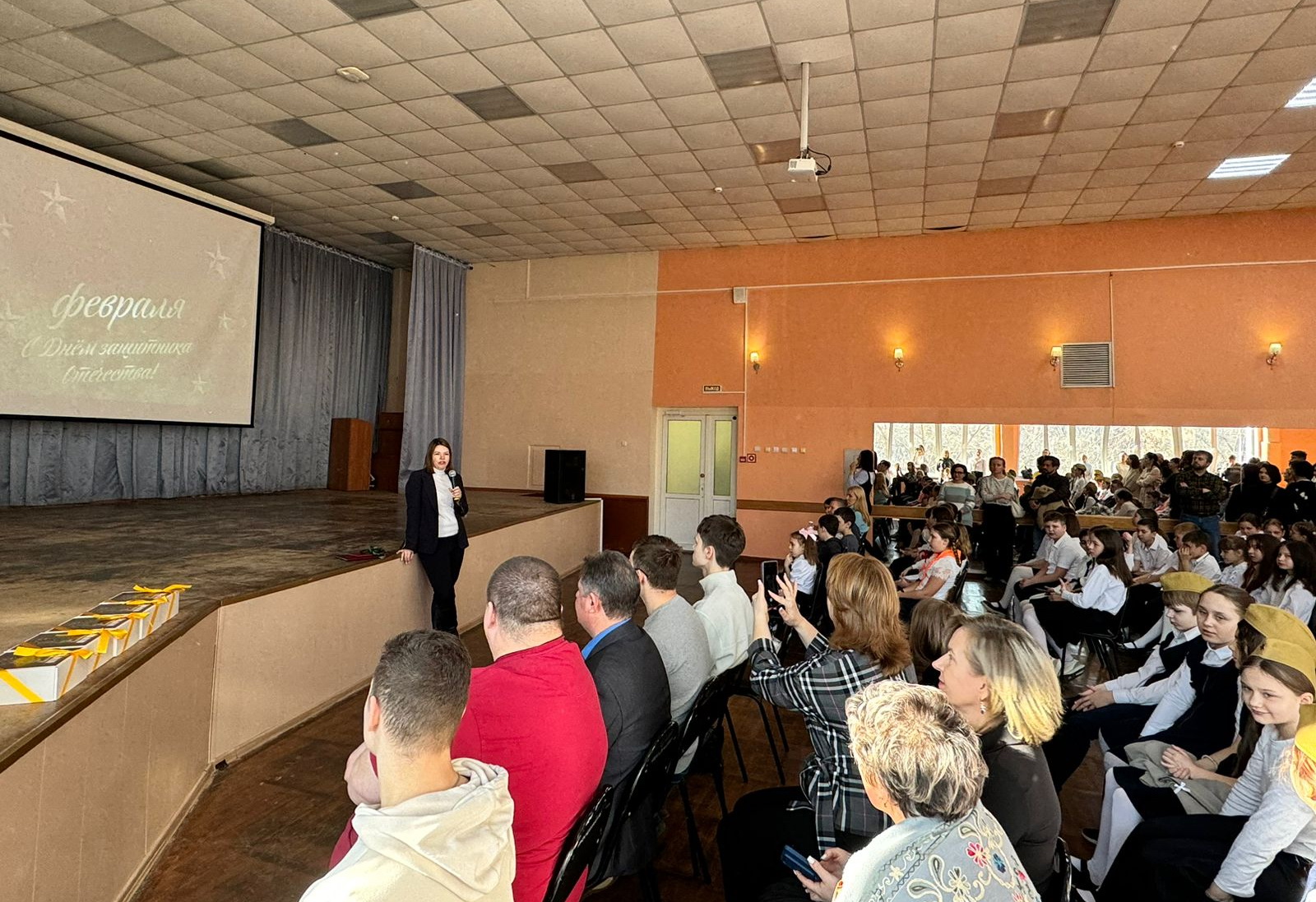 Депутат Инна Кошелева вручила награды Думы города Владивостока инициаторам патриотических и гуманитарных мероприятий в поддержку участников СВО