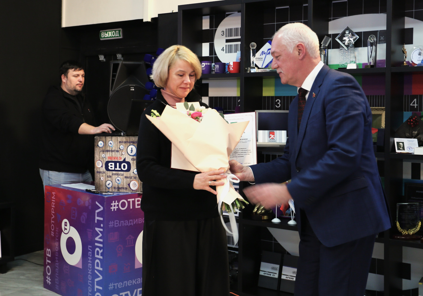Андрей Брик вручил награды Думы города Владивостока сотрудникам Общественного телевидения Приморья