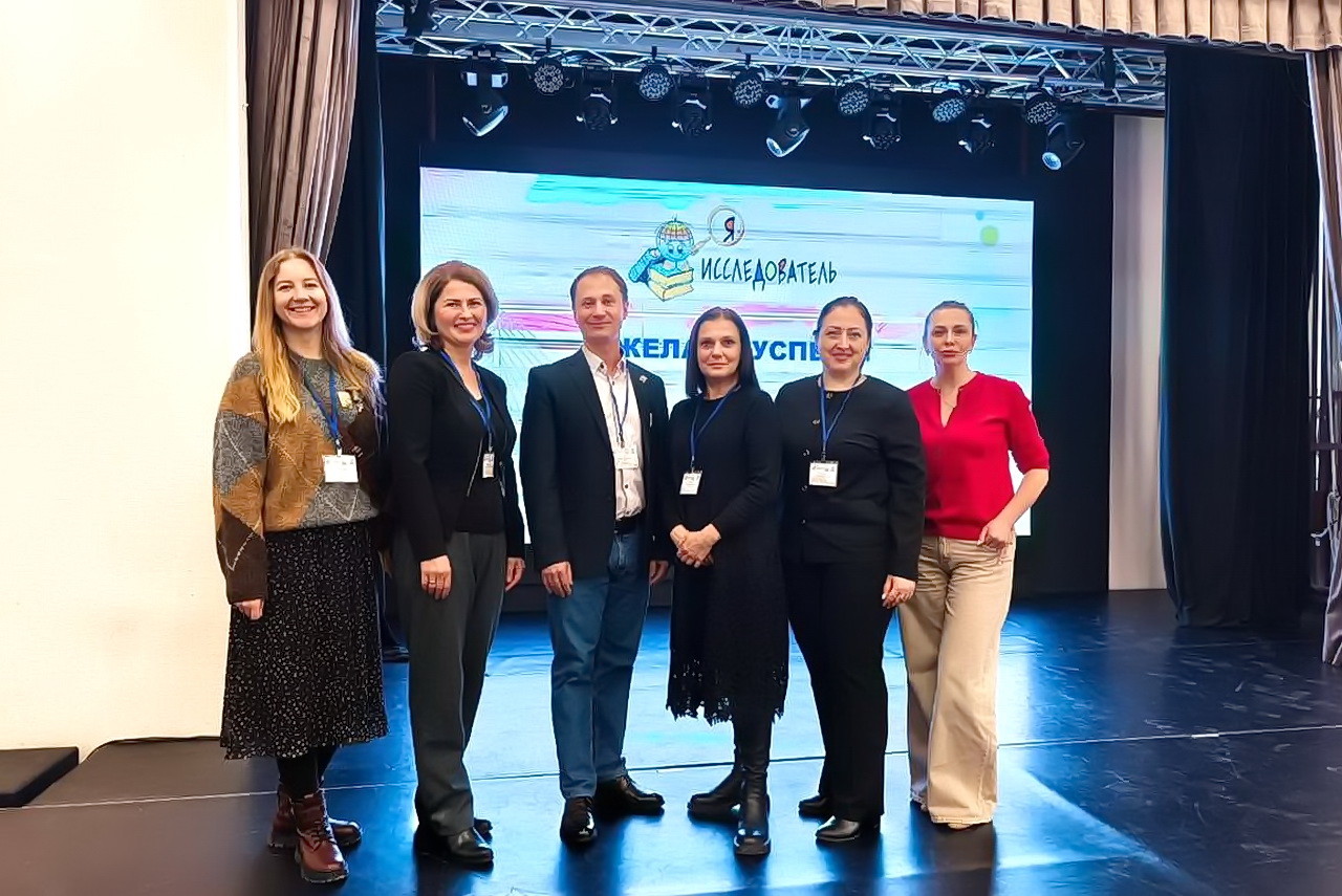 В работе школьного конкурса «Я – Исследователь!» принял участие член Общественной молодежной палаты при Думе города Владивостока Иван Трухин 