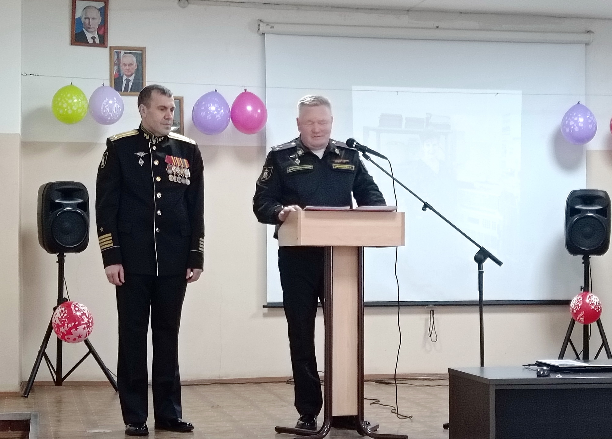 Поздравление женщин-военнослужащих 