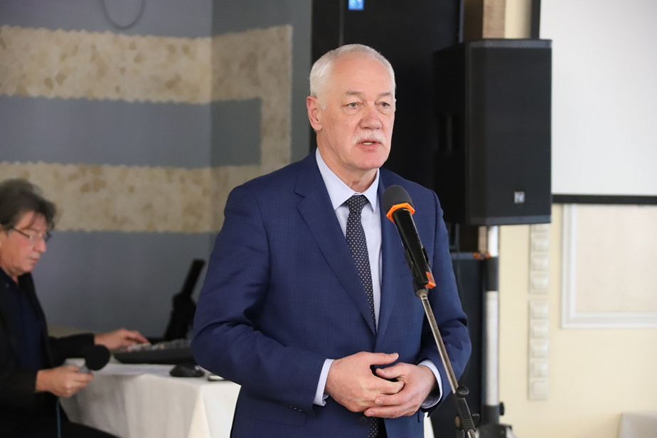 Председатель Думы города Владивостока Андрей Брик вручил награды юристам