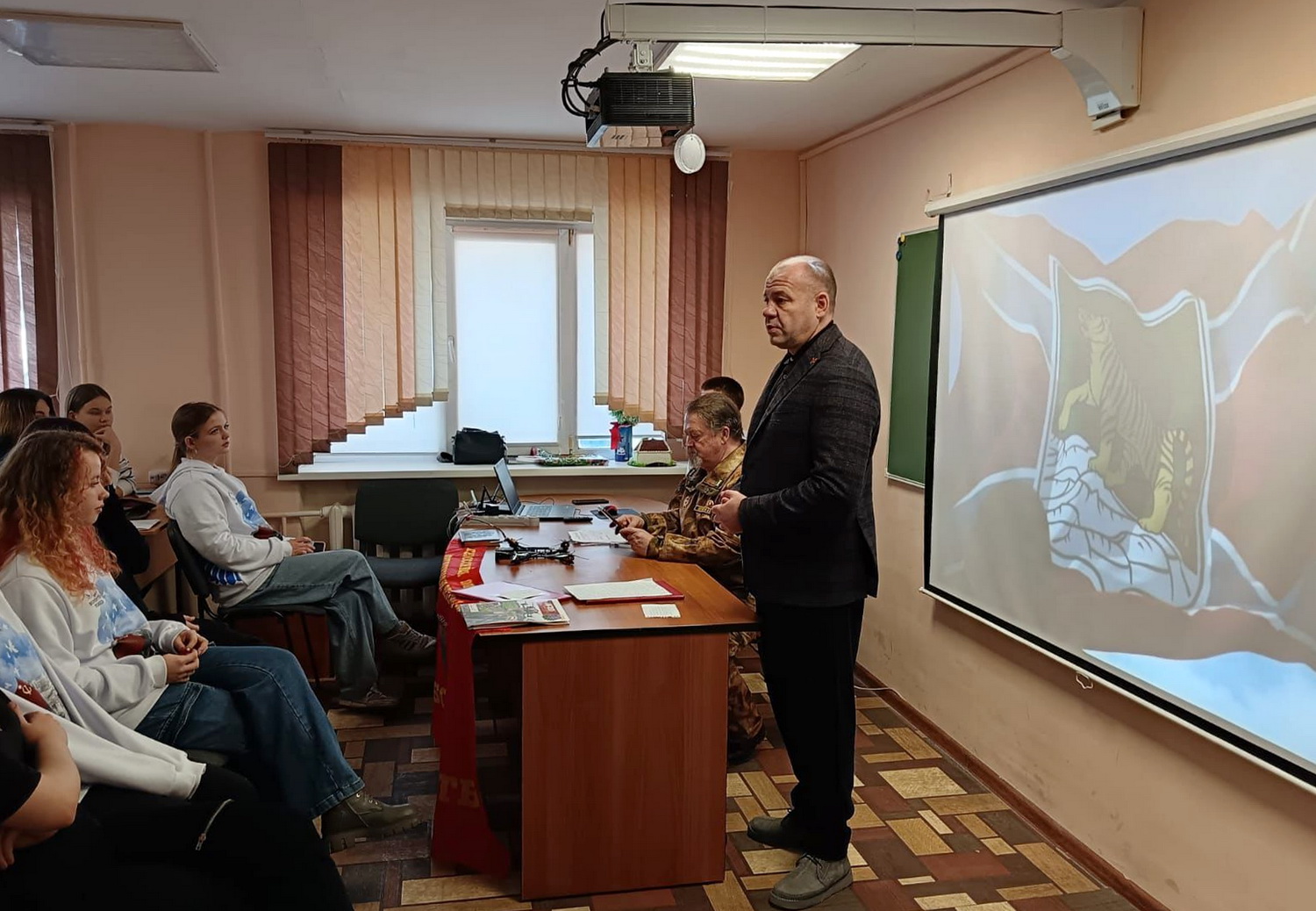 Депутат Виктор Тарабарин провел урок мужества, выразил благодарность волонтерам за поддержку бойцов СВО